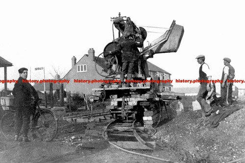 F004622 workers london road - workers,